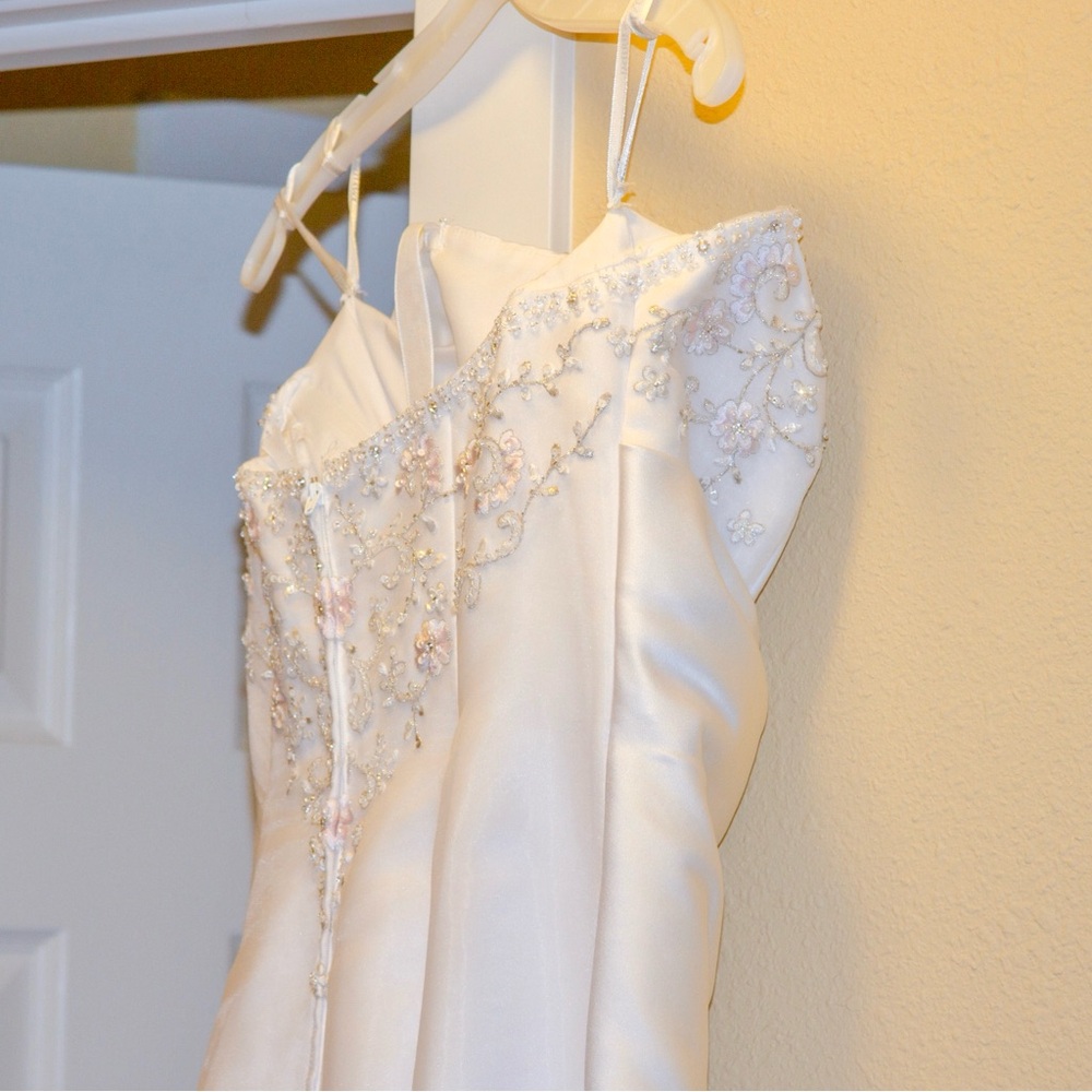 (BUNDLE!) 😍🔥 Wedding Dress, Underskirt, Veil and Bridal Gloves 🥹✨ - Picture 7 of 12